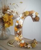 Lettre fleurie en bois, initiale en fleurs séchées aux coloris personnalisables