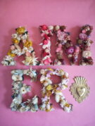 Lettres fleuries en bois : ornées de fleurs séchées, ces lettres peuvent composer un mot