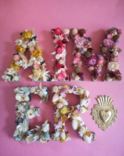 Lettres fleuries en bois : ornées de fleurs séchées, ces lettres peuvent composer un mot