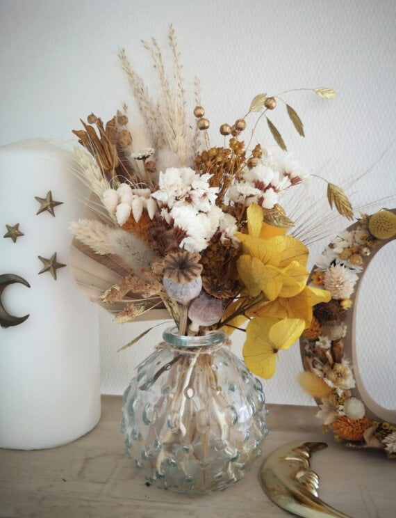 Petit bouquet de fleurs séchées dans les teintes jaune, blanche et dorée vendu avec son vase.
