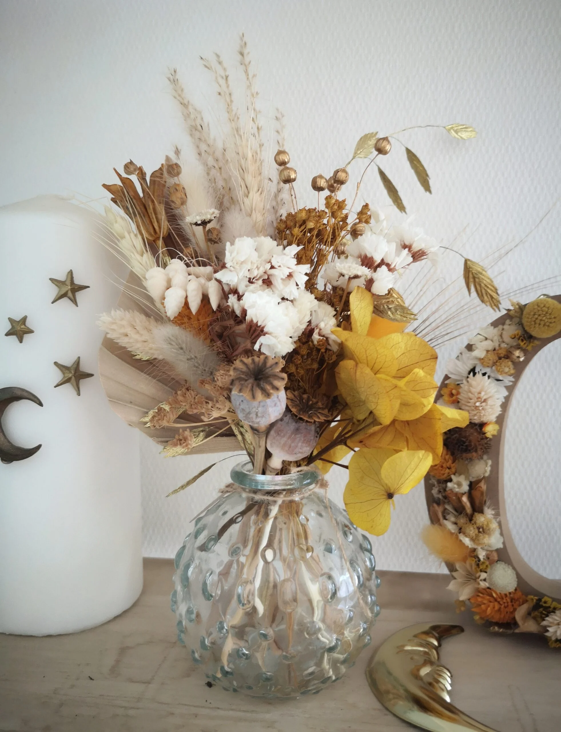 Petit bouquet de fleurs séchées dans les teintes jaune, blanche et dorée vendu avec son vase.