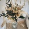 Petit bouquet de fleurs séchées dans les tons vert, blanc, crème vendu avec son vase