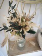 Petit bouquet de fleurs séchées dans les tons vert, blanc, crème vendu avec son vase