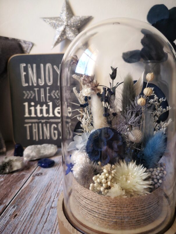 Cloche de fleurs séchées bleue - "Galathée" – Image 2