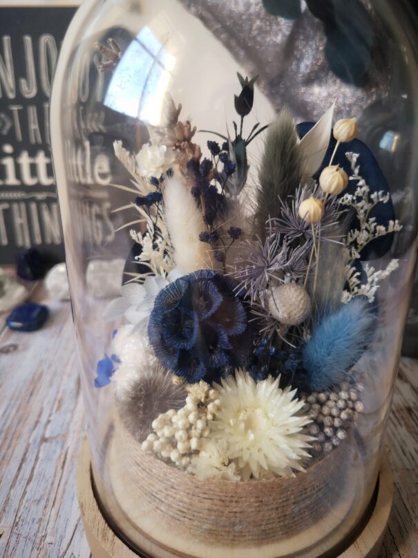 Cloche de fleurs séchées bleue - "Galathée" – Image 4