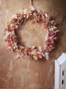 Couronne de fleurs séchées murale dans les tons rose et blanc
