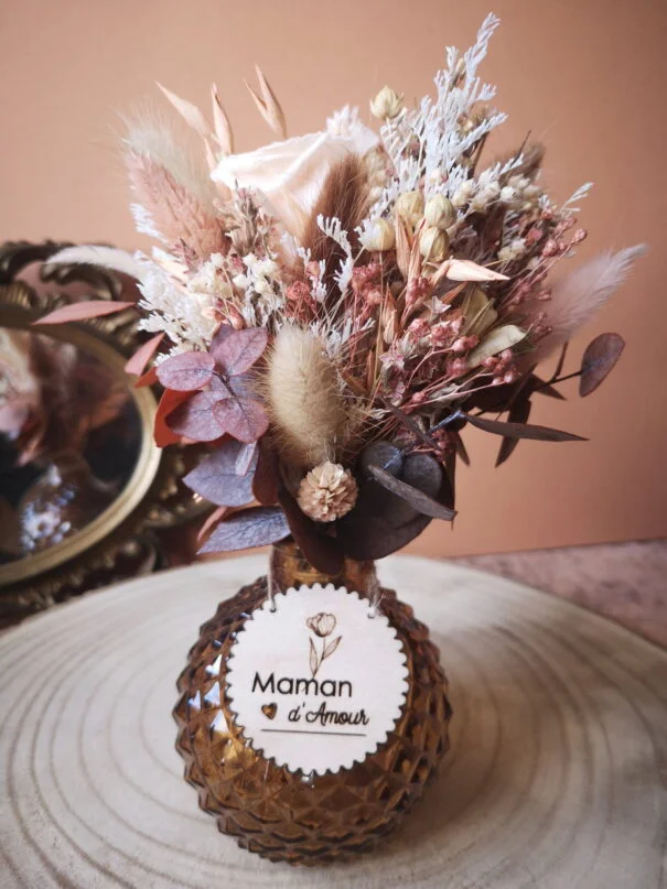 Craquez pour ce joli petit bouquet de fleurs séchées fourni avec son vase. Dans les tons crême, brun et pêche.