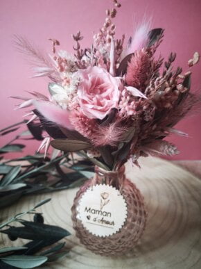 Petit bouquet de fleurs séchées fourni avec son vase, à poser, dans les tons vert, rose et blanc
