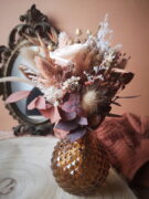 Petit bouquet de fleurs séchées pêche, crème, brun. Fourni avec son vase.