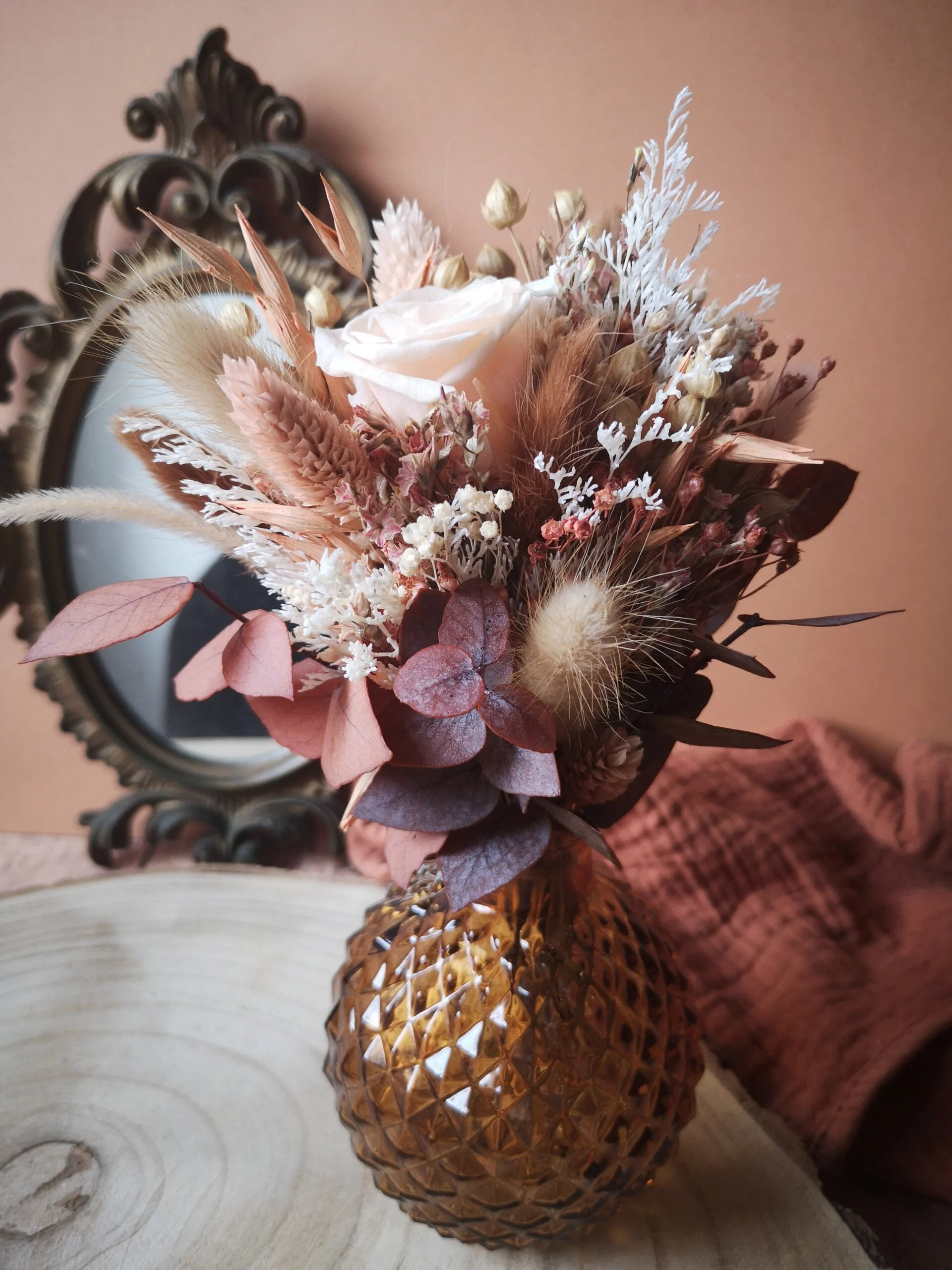 Petit bouquet de fleurs séchées pêche, crème, brun. Fourni avec son vase.