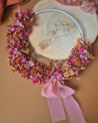 Couronne de fleurs séchées dans les tons rose fuchsia, terracotta et cuivrés – “Printania”