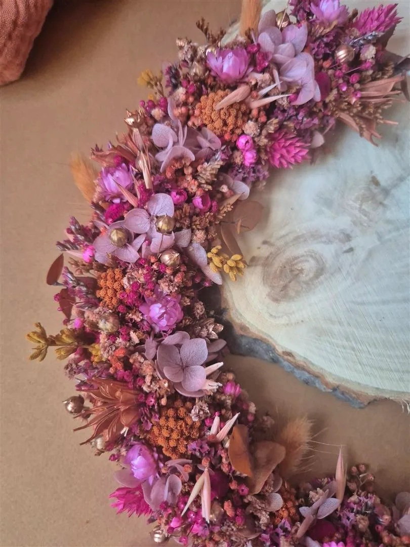 Couronne de fleurs séchées dans les tons rose fuchsia, terracotta et cuivrés – “Printania” – Image 3