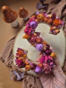 Lettre S ornée de fleurs séchées dans les tons rose, orange, violet et prune – Image 2