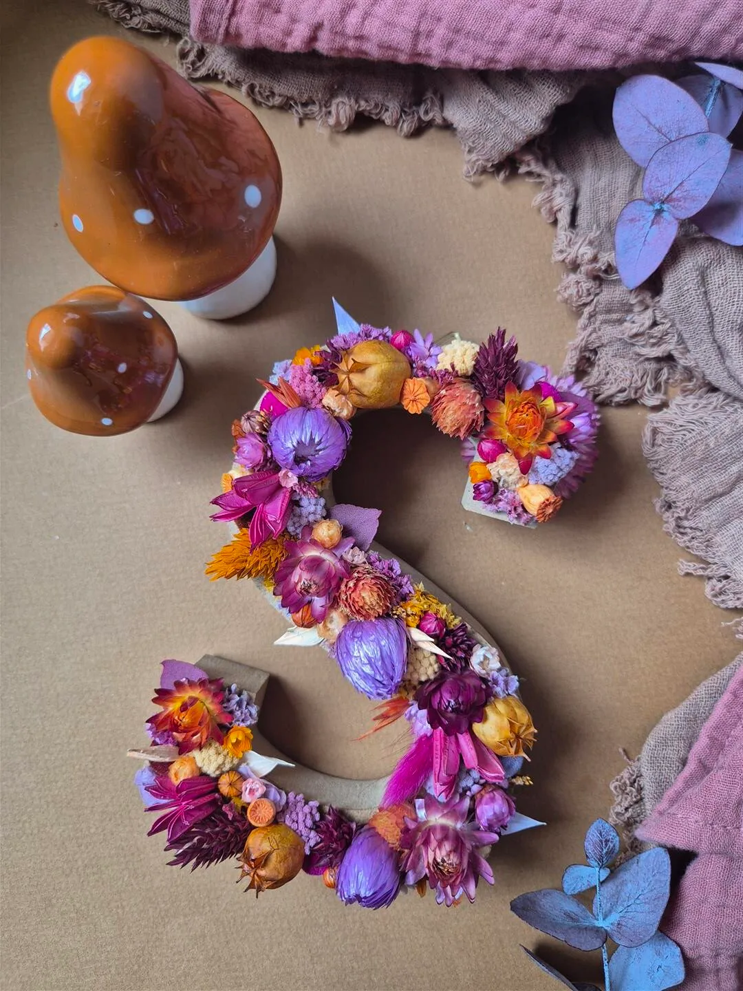 Lettre S ornée de fleurs séchées dans les tons rose, orange, violet et prune – Image 3