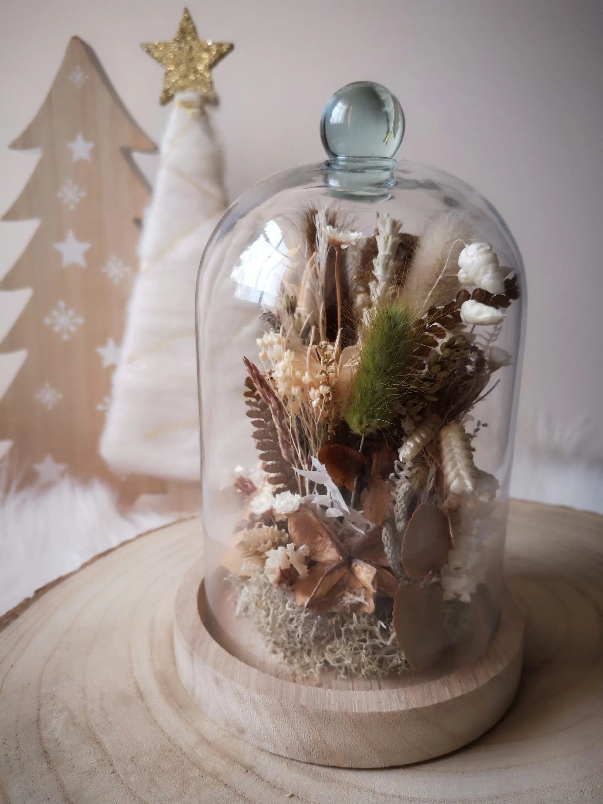 Cloche de fleurs séchées en verre dans des tons verts et naturels - Ondines – Image 2