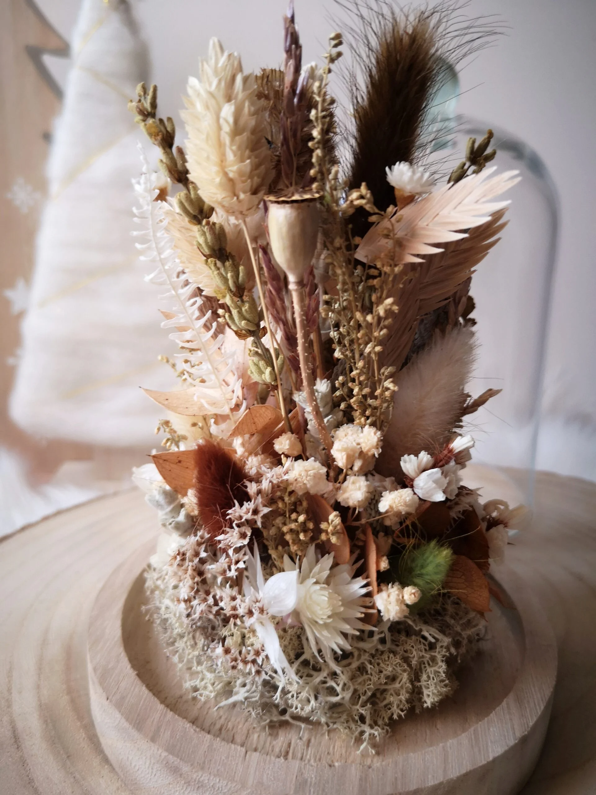 Cloche de fleurs séchées en verre dans des tons verts et naturels - Ondines – Image 4