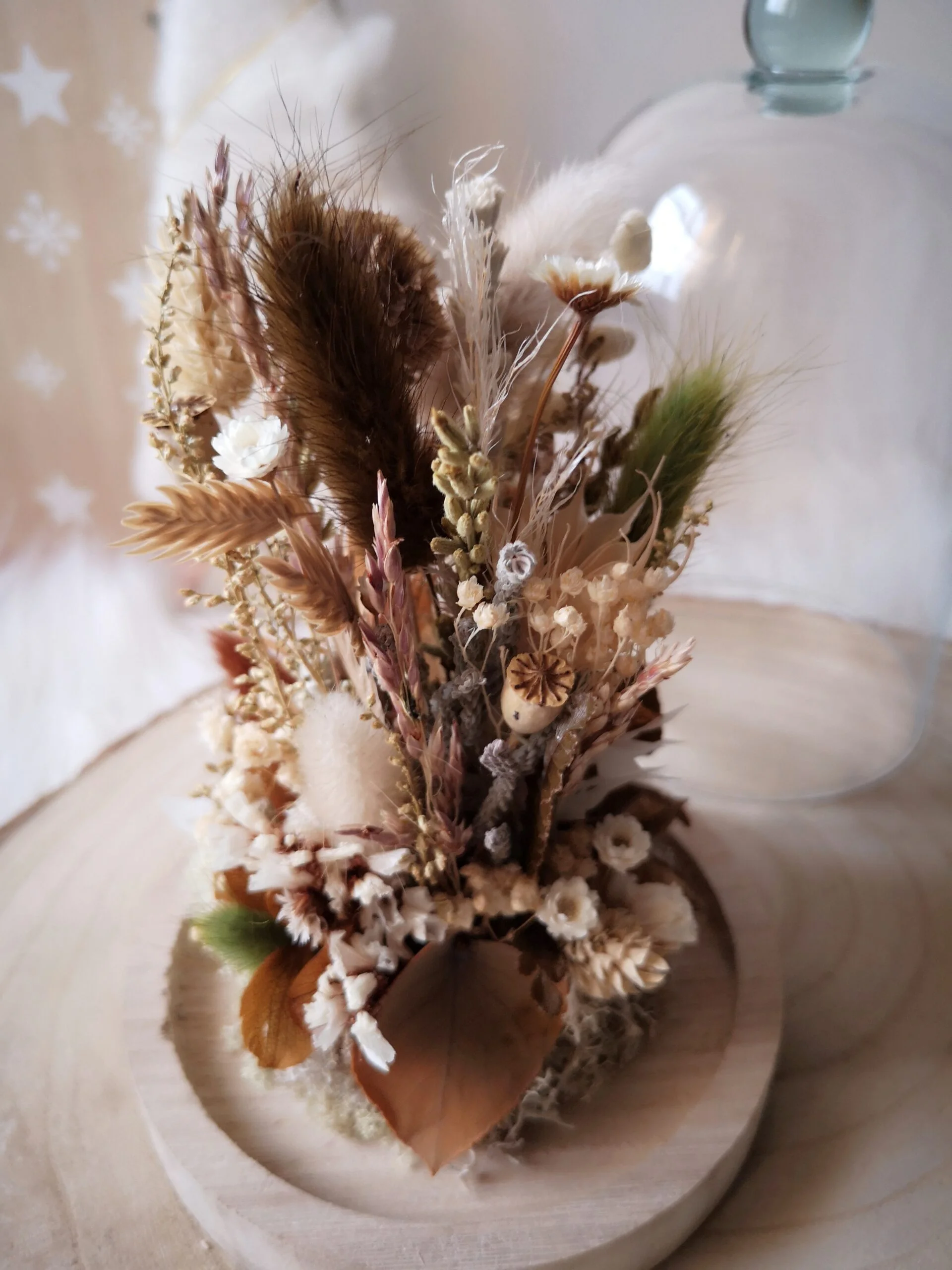 Cloche de fleurs séchées en verre dans des tons verts et naturels - Ondines – Image 5