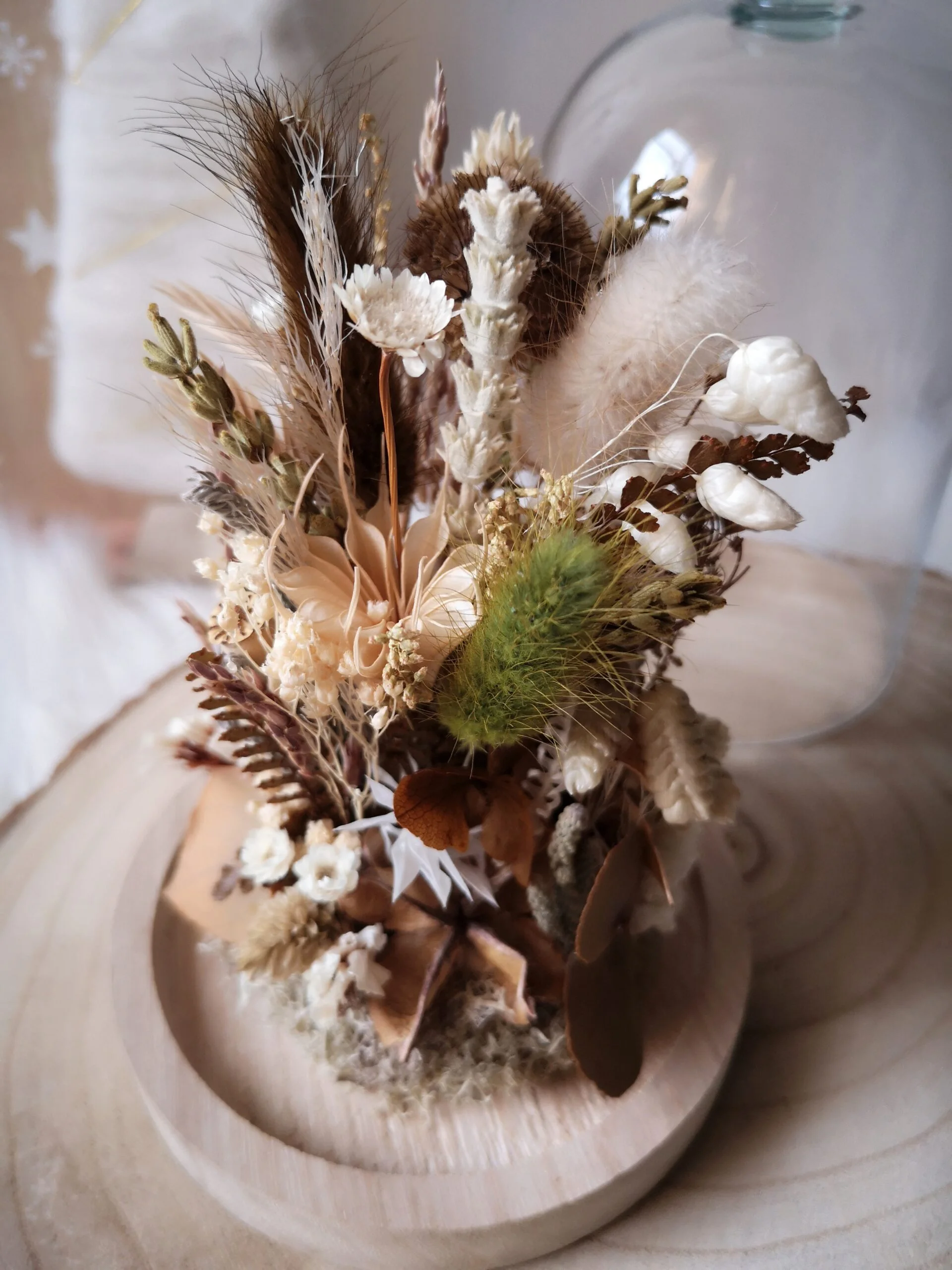 Cloche de fleurs séchées en verre dans des tons verts et naturels - Ondines – Image 6