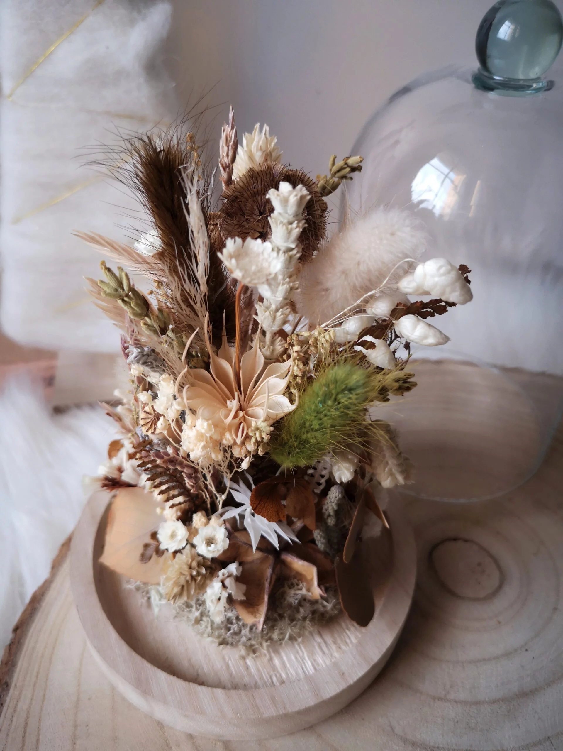 Cloche de fleurs séchées en verre dans des tons verts et naturels - Ondines – Image 7
