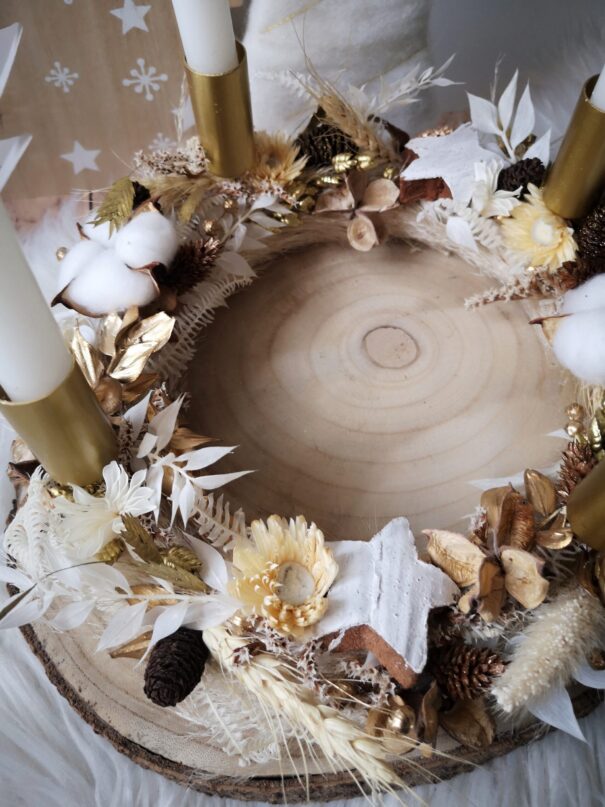 Couronne de l'avent en fleurs séchées à poser – Image 3