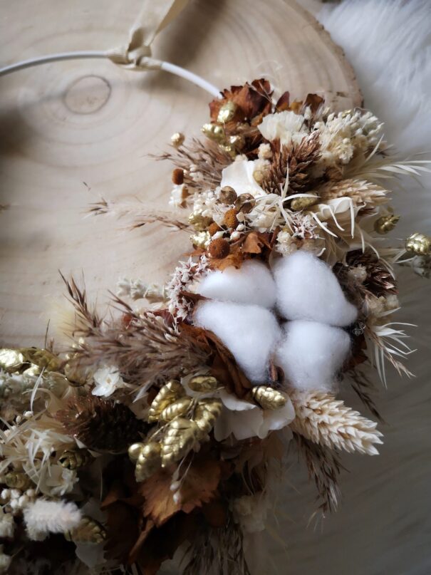 Couronne murale de fleurs séchées dorée, blanche avec fleurs de coton - Printania – Image 3