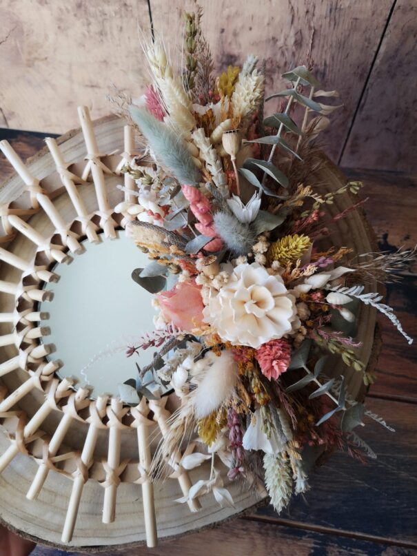 Petit miroir orné de fleurs séchées dans les tons rose, jaune, vert et neutre - Nutshell – Image 2