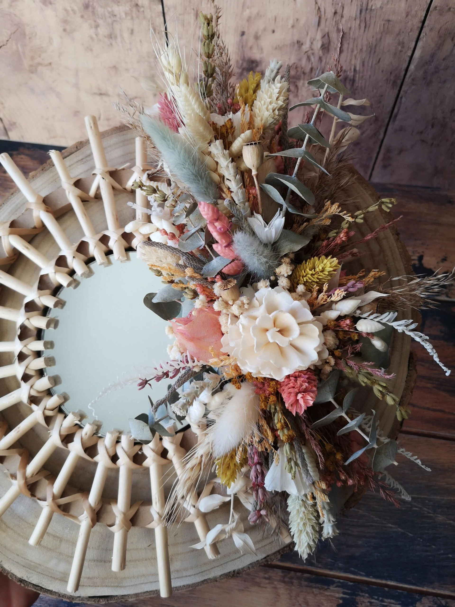 Petit miroir orné de fleurs séchées dans les tons rose, jaune, vert et neutre - Nutshell – Image 2