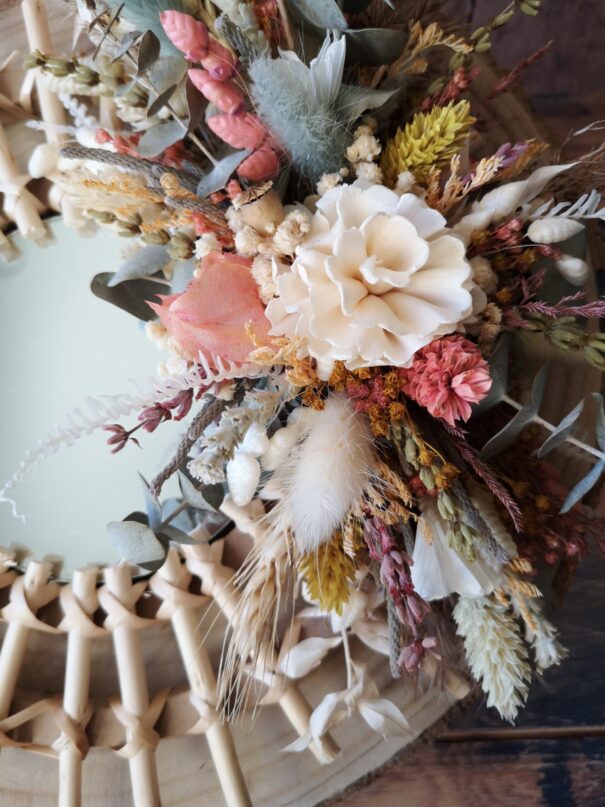 Petit miroir orné de fleurs séchées dans les tons rose, jaune, vert et neutre - Nutshell – Image 3