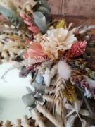 Petit miroir orné de fleurs séchées dans les tons rose, jaune, vert et neutre - Nutshell – Image 4