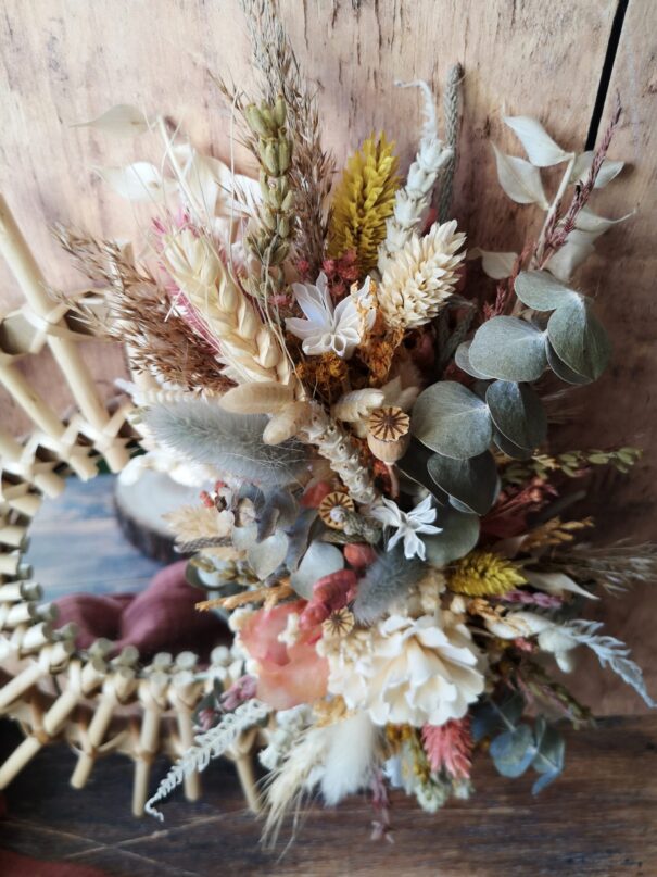 Petit miroir orné de fleurs séchées dans les tons rose, jaune, vert et neutre - Nutshell – Image 6