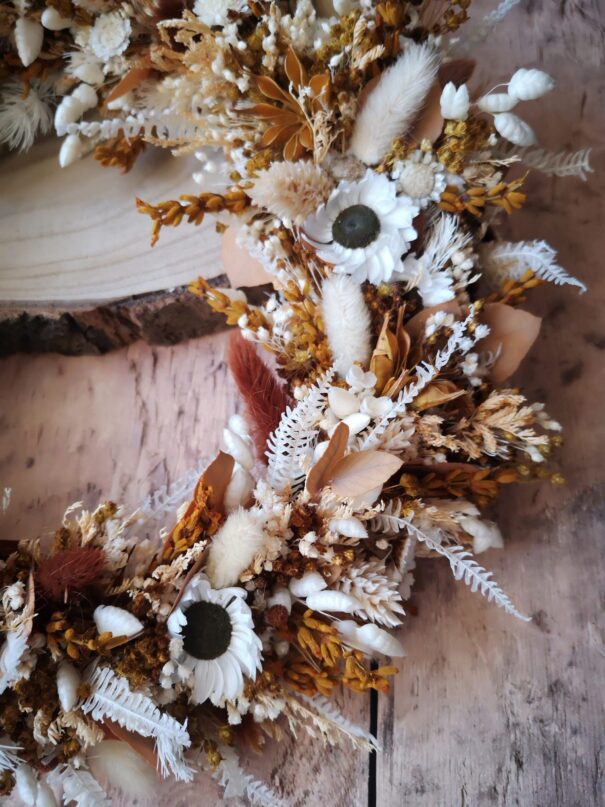 Couronne murale de fleurs séchées dans les tons blanc, terracotta, moutarde - Printania – Image 5