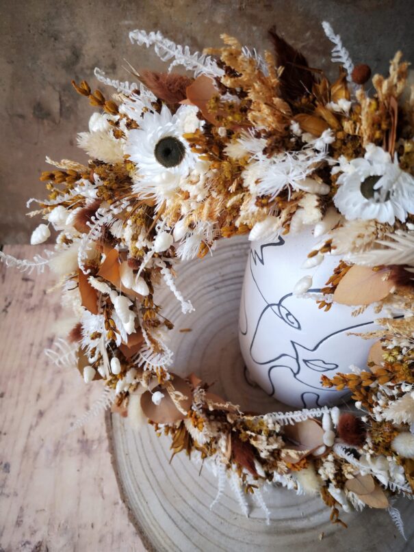 Couronne murale de fleurs séchées dans les tons blanc, terracotta, moutarde - Printania – Image 2
