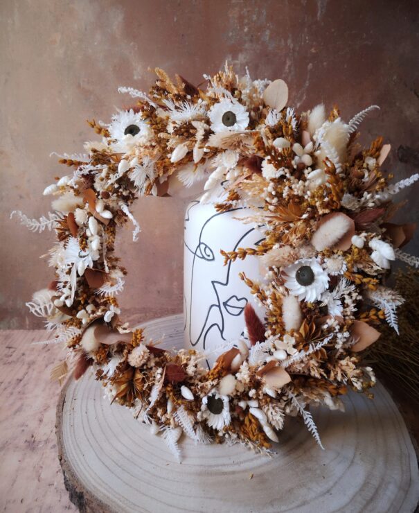 Couronne murale de fleurs séchées dans les tons blanc, terracotta, moutarde - Printania – Image 8