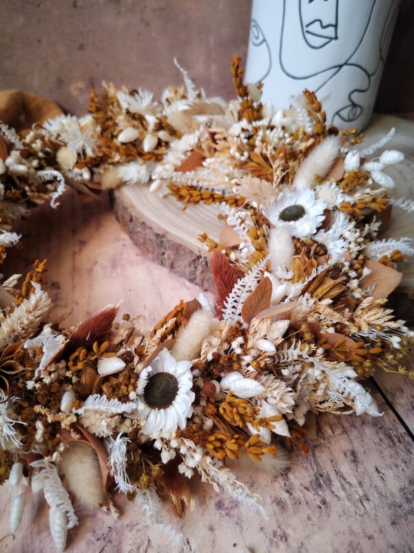 Couronne murale de fleurs séchées dans les tons blanc, terracotta, moutarde - Printania – Image 3