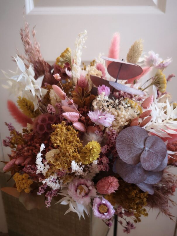 Bouquet de fleurs séchées dans les tons rose, jaune, blanc, moutarde – Image 3