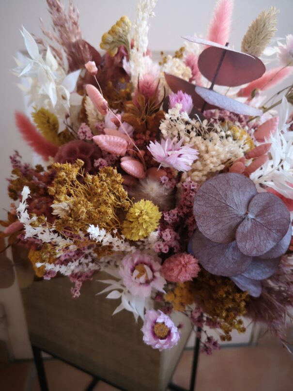 Bouquet de fleurs séchées dans les tons rose, jaune, blanc, moutarde – Image 4