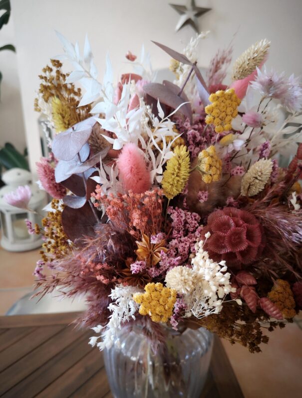 Bouquet de fleurs séchées dans les tons rose, jaune, blanc, moutarde – Image 2