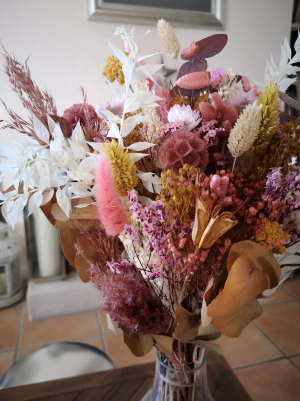 Bouquet de fleurs séchées dans les tons rose, jaune, blanc, moutarde – Image 5
