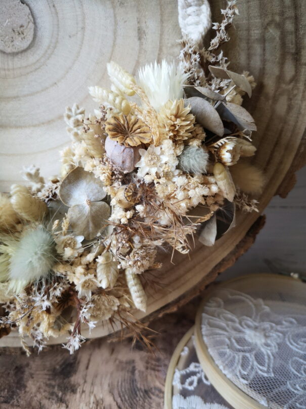 Couronne murale en macramé avec fleurs séchées tons neutres et verts - Géorama – Image 4