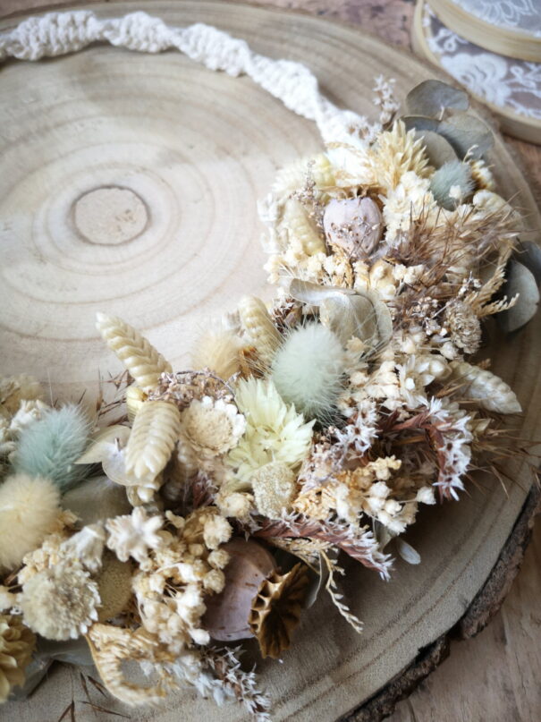Couronne murale en macramé avec fleurs séchées tons neutres et verts - Géorama – Image 9