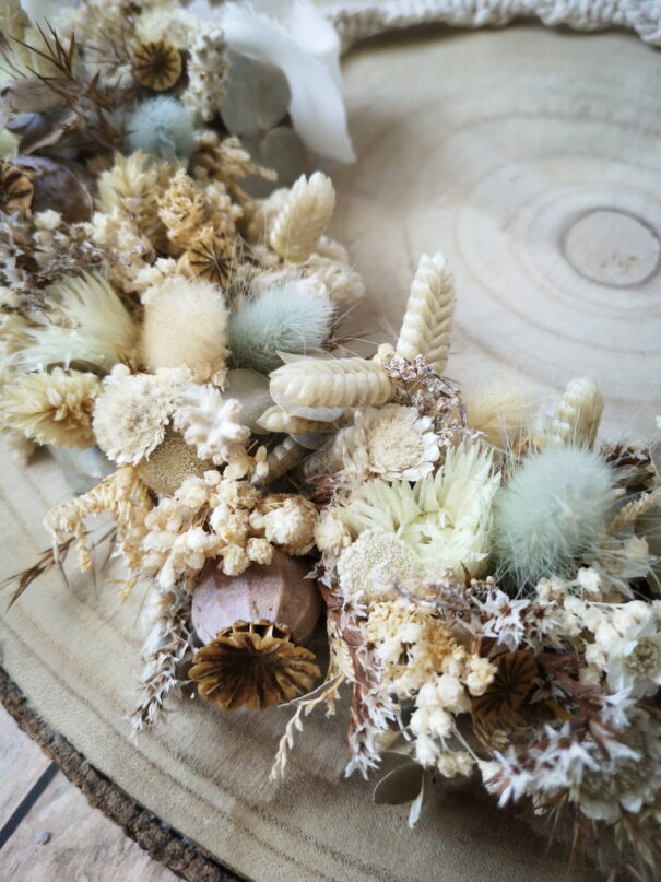 Couronne murale en macramé avec fleurs séchées tons neutres et verts - Géorama – Image 5