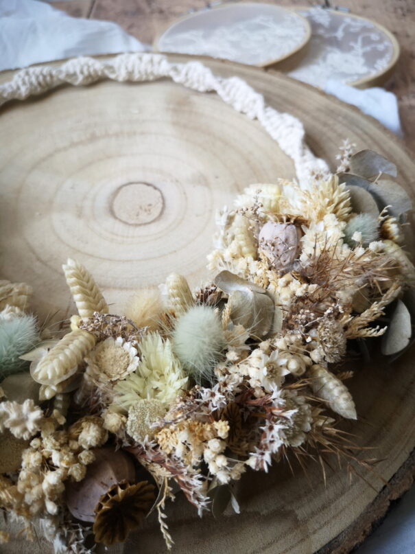 Couronne murale en macramé avec fleurs séchées tons neutres et verts - Géorama – Image 7