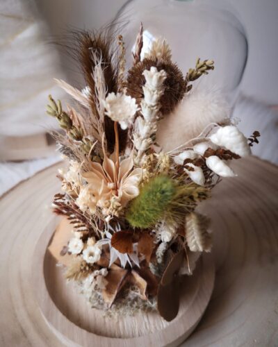 Cloche de fleurs séchées dans des tons verts et naturels. Petit jardin sous cloche qui apportera une touche de verdure durable et sans entretien à votre intérieur.