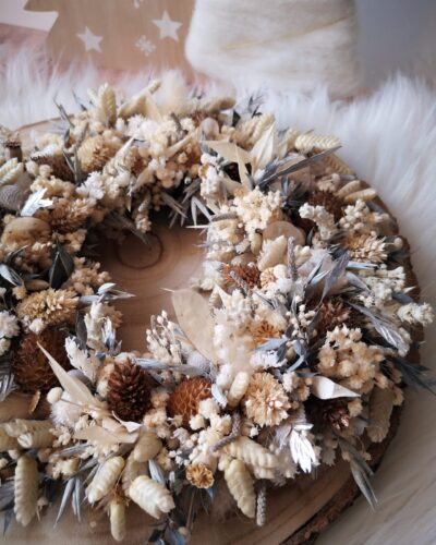 Couronne murale de fleurs séchées dans les tons blanc, gris, brun et métallisé. Des teintes hivernales douces et féeriques.