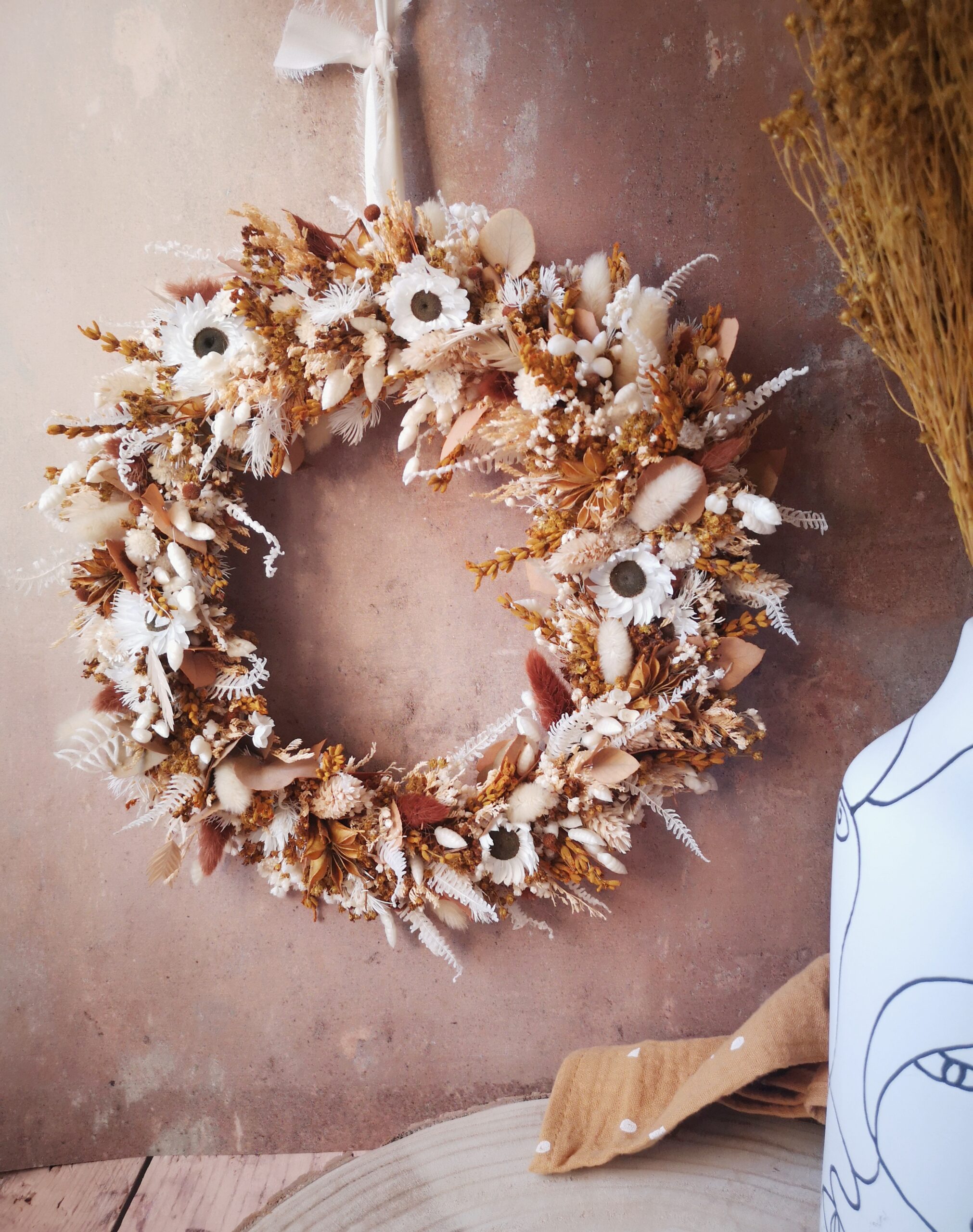 Couronne murale de fleurs séchées dans les tons blanc, terracotta, moutarde - Printania