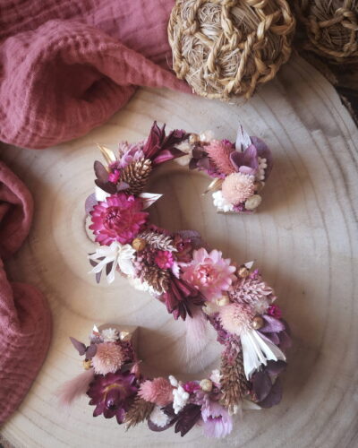 Lettre S ornée de fleurs séchées, initiale S fleurie dans les tons rose, prune, doré