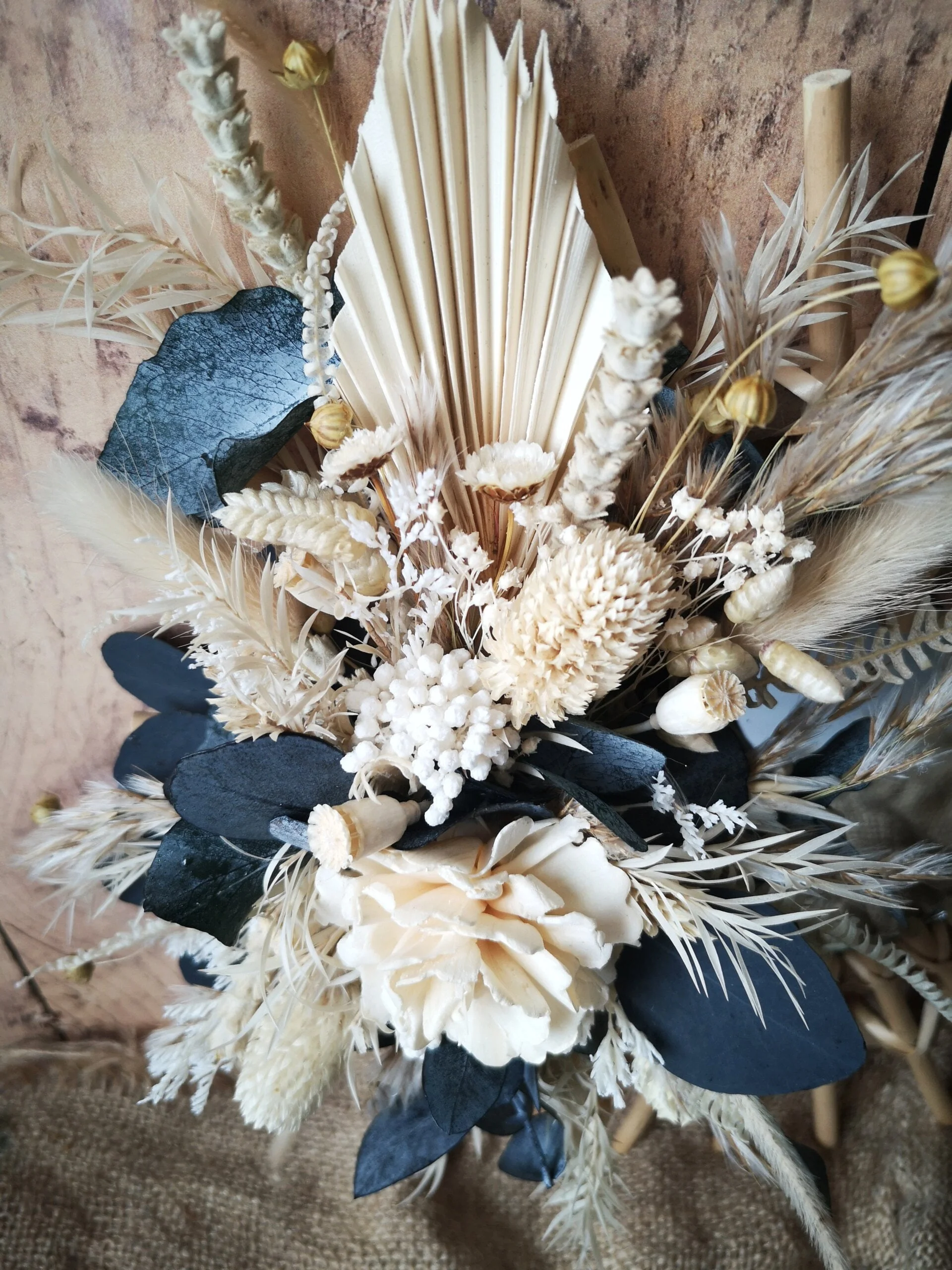Petit miroir orné de fleurs séchées dans les tons blanc, crème avec eucalyptus - Nutshell – Image 6