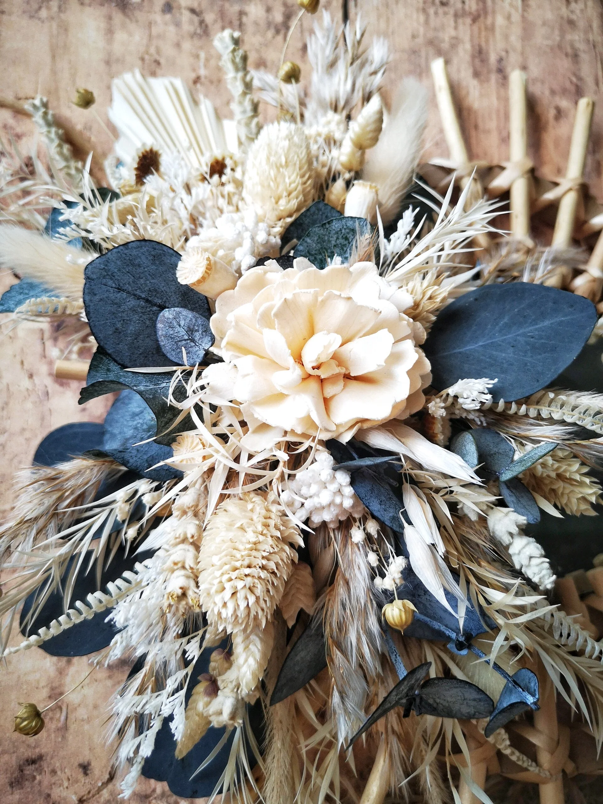 Petit miroir orné de fleurs séchées dans les tons blanc, crème avec eucalyptus - Nutshell – Image 3