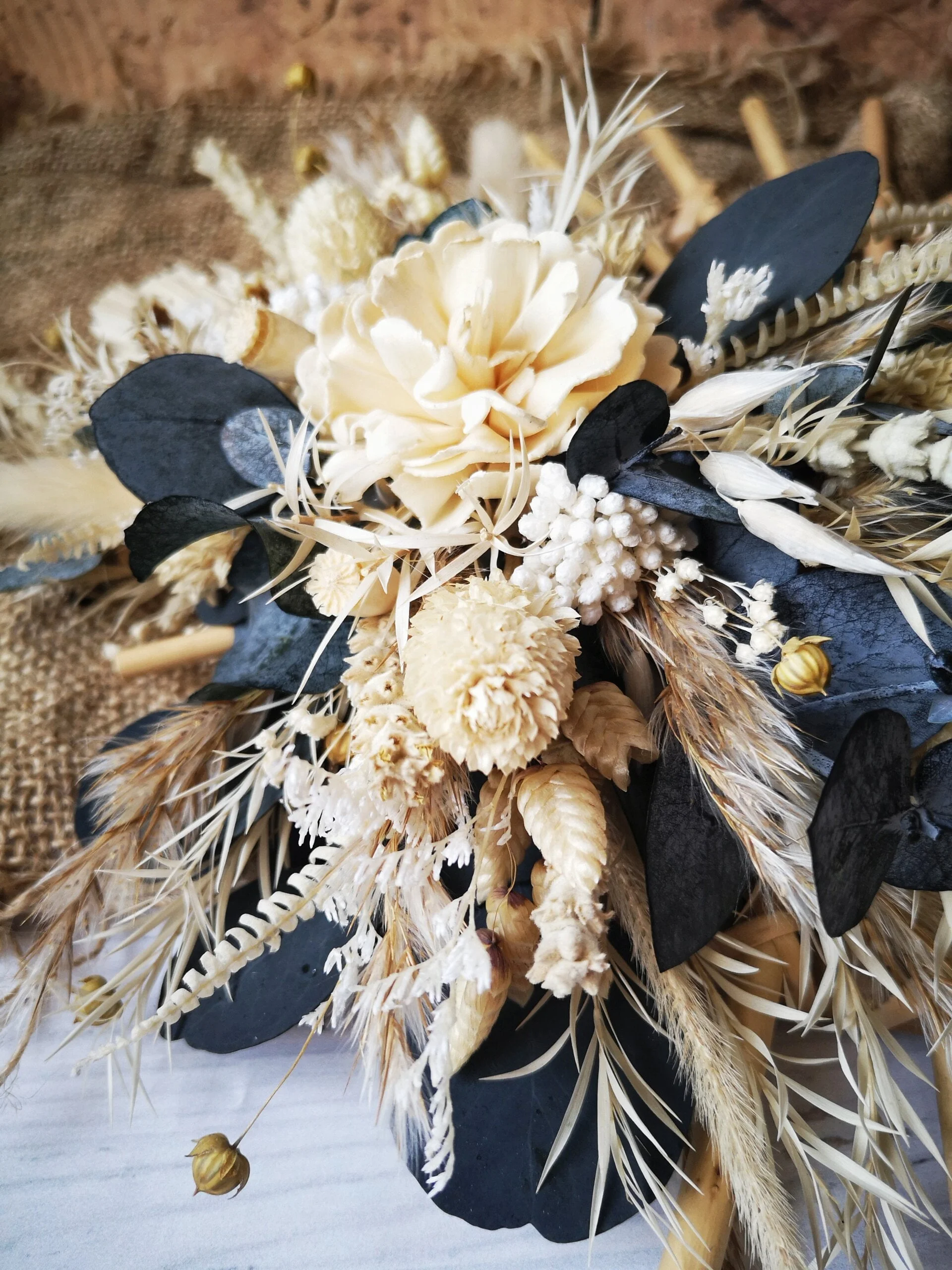 Petit miroir orné de fleurs séchées dans les tons blanc, crème avec eucalyptus - Nutshell – Image 4