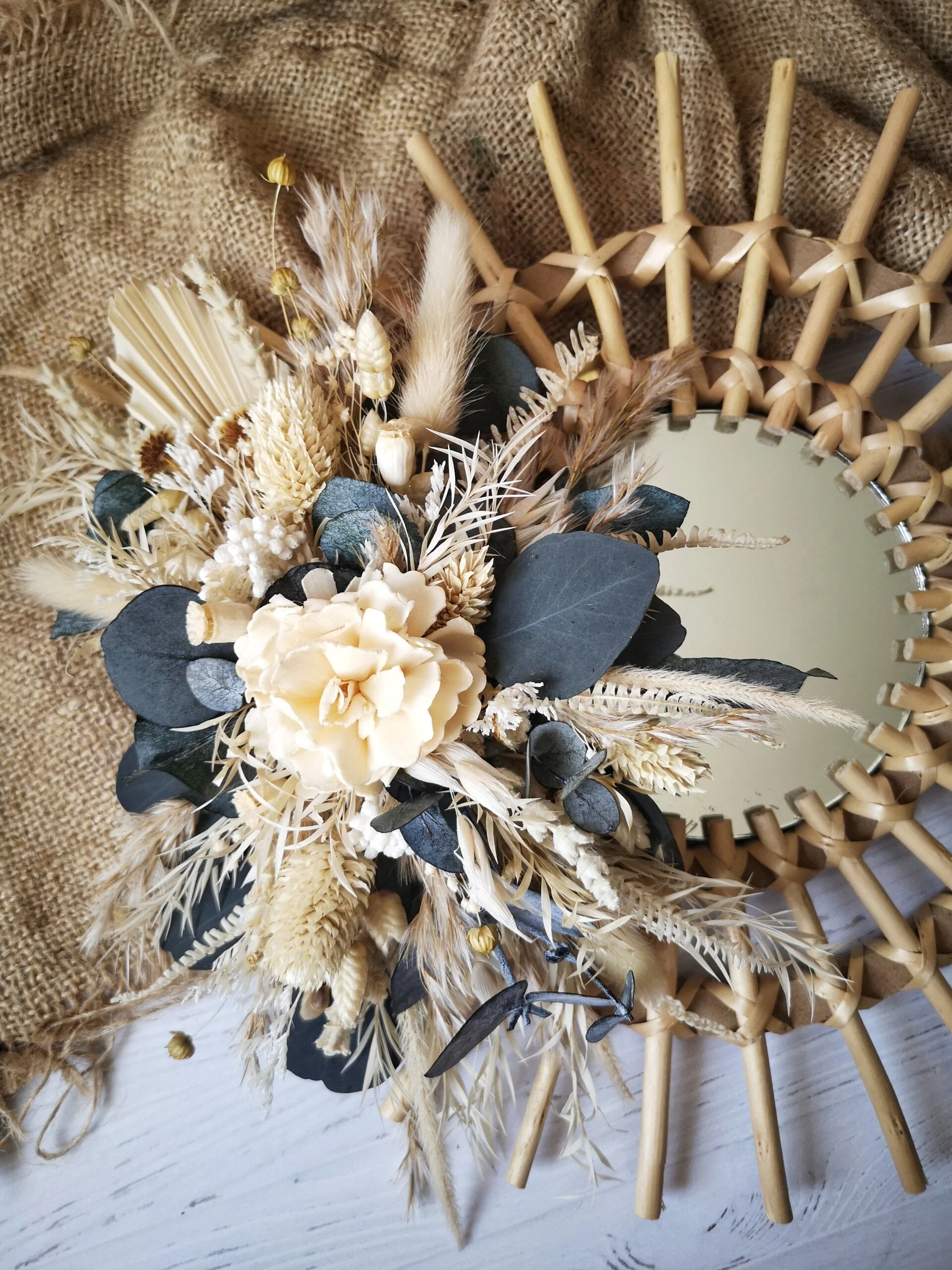 Petit miroir orné de fleurs séchées dans les tons blanc, crème avec eucalyptus - Nutshell – Image 7